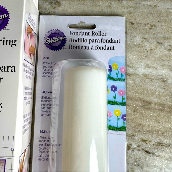 Wilton Roller/Cutter/Mat Fondant Tool Set - 3 pcs - Picture 3 of 15